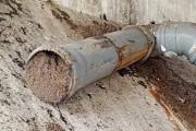 
						На эстакадном мосту в Калининграде начали очищать водостоки  (фото)											