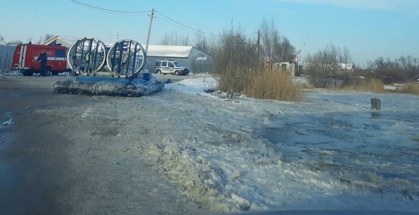 Эвакуация жителей отрезанных ледоходом посёлков Полесского района прервалась