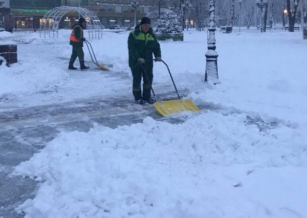 В Калининграде на уборку снега выведут ещё и чиновников мэрии В Калининграде на уборку снега выведут ещё и чиновников мэрии