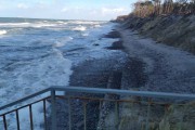 Шторм повредил лестничные спуски к морю в Пионерском и Заостровье (фото)
Шторм повредил лестничные спуски к морю в Пионерском и Заостровье (фото)