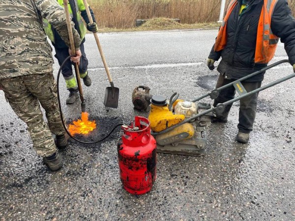 За 4 дня власти Калининграда зальют асфальтом ямы на 19 улицах (список) За 4 дня власти Калининграда зальют асфальтом ямы на 19 улицах (список)