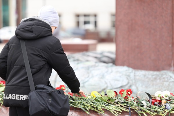 Жители Калининграда несут цветы на площадь Победы в память о жертвах теракта (фото)