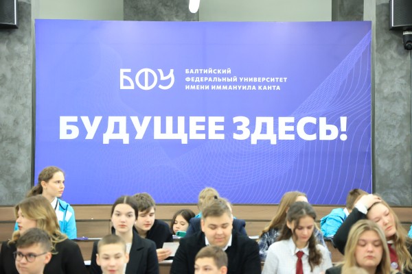 Дипломат всегда на службе