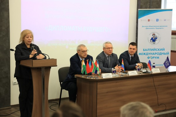 Дипломат всегда на службе