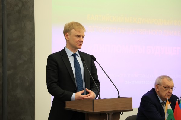 Дипломат всегда на службе