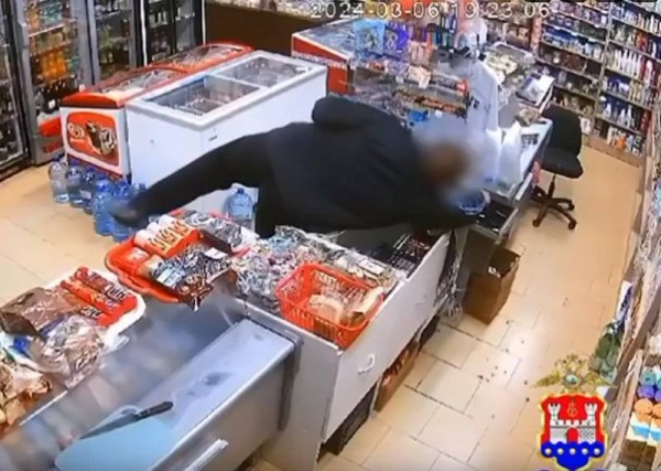 В Балтийске здоровяк вырвал прямо из кассы тысячи рублей