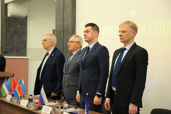 Дипломат всегда на службе