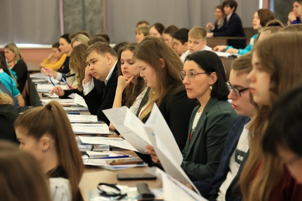 Дипломат всегда на службе