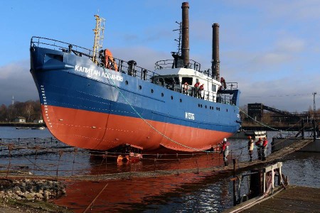 На тонувшем три года назад траулере «Капитан Лобанов» произошел пожар: один погибший На тонувшем три года назад траулере «Капитан Лобанов» произошел пожар: один погибший