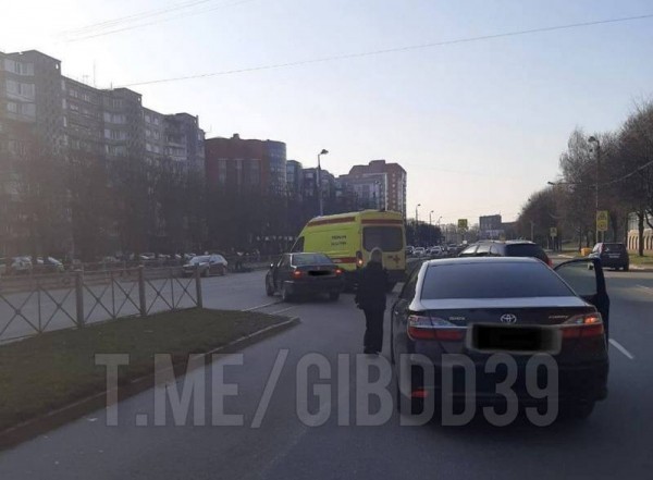 На Московском проспекте в Калининграде чуть не погиб мотоциклист
