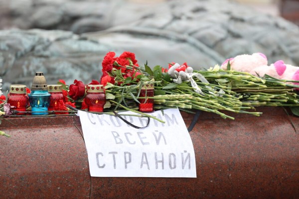 Жители Калининграда несут цветы на площадь Победы в память о жертвах теракта (фото)