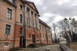 В Железнодорожном убирают леса с дома-памятника напротив крайсхауса (фото)
В Железнодорожном убирают леса с дома-памятника напротив крайсхауса (фото)