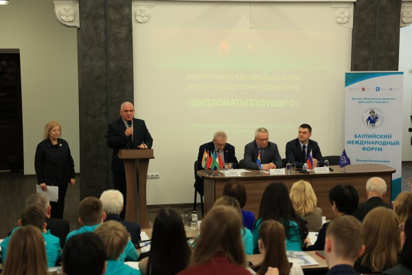 Дипломат всегда на службе