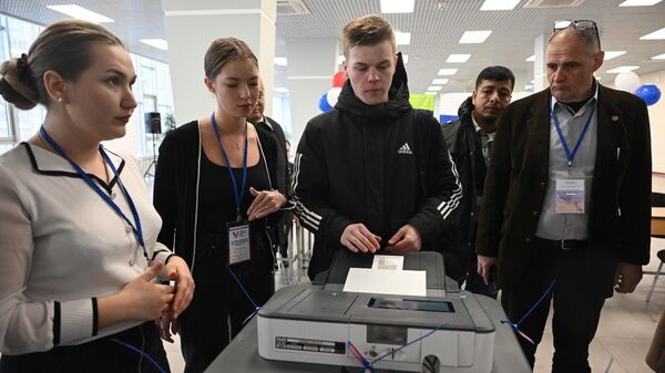 В Зеленоградске пенсионерка вылила жидкость зеленого цвета в урну с бюллетенями В Зеленоградске пенсионерка вылила жидкость зеленого цвета в урну с бюллетенями