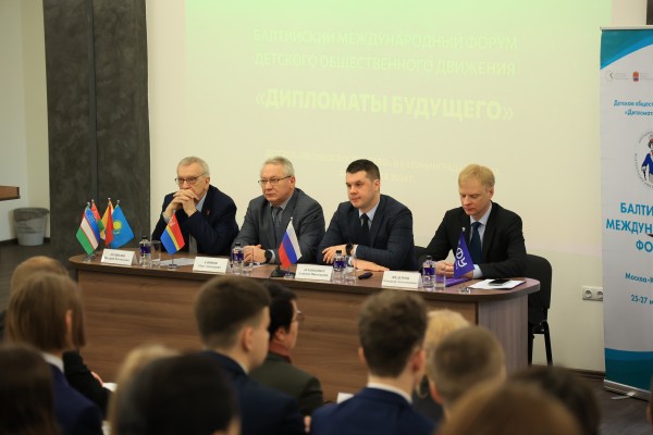 Дипломат всегда на службе