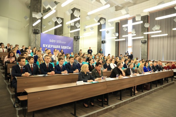 Дипломат всегда на службе