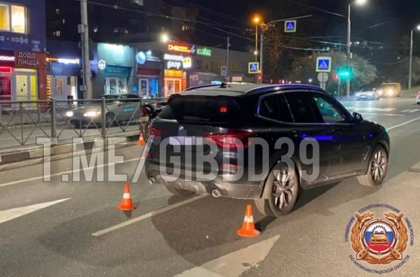В Калининграде БМВ вытолкал со своей полосы мотоцикл