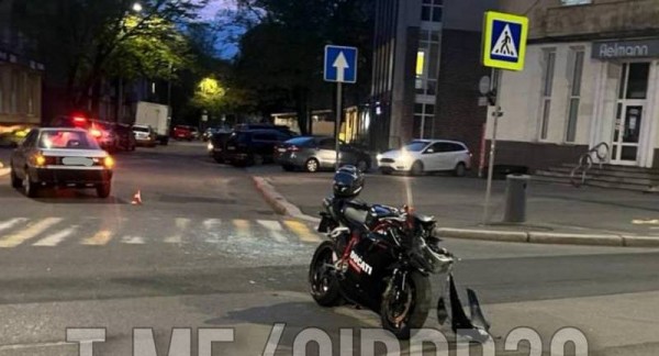 На Советском проспекте &laquo;Ауди&raquo; повалил на асфальт мотоциклиста
