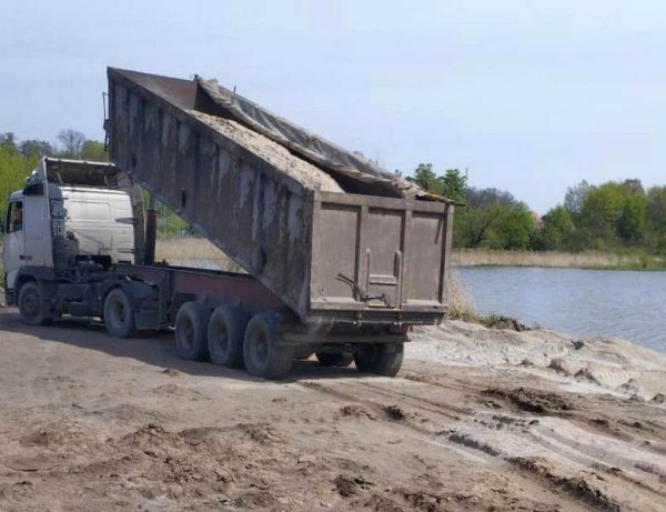 В Железнодорожном строят собственный песчаный пляж