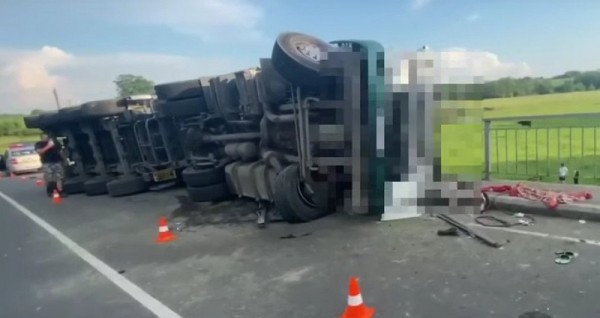В Гусевском районе во время падения фуры ранен молодой мужчина В Гусевском районе во время падения фуры ранен молодой мужчина