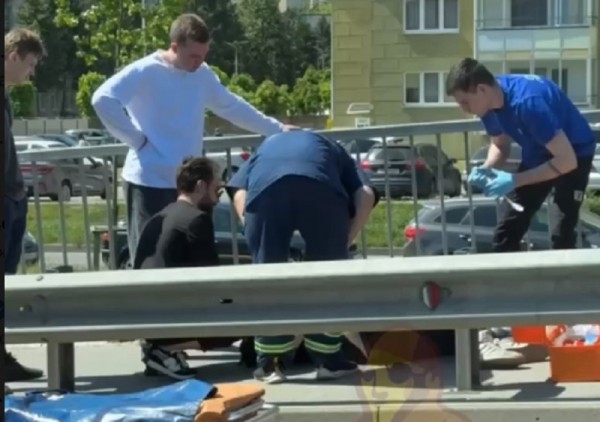 Мужчина на самокате распорол живот об отбойник моста на улице Гайдара