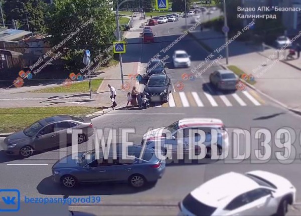 В Калининграде женщина на «Ниссане» не заметила мамочку с коляской В Калининграде женщина на «Ниссане» не заметила мамочку с коляской