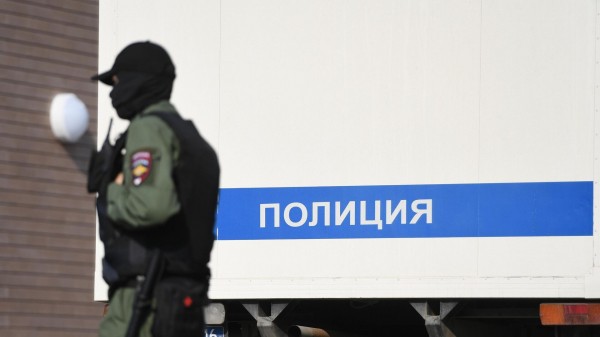 В Калининграде москвич, распивавший алкоголь на карнизе музея, получил штраф