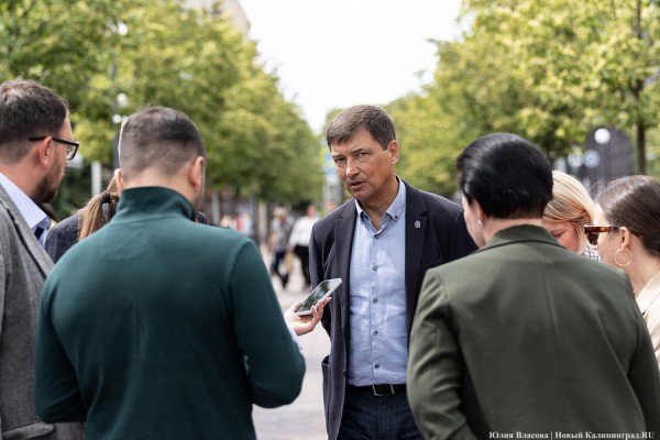 Вместо развалившихся: на улицу Баранова вернули вазоны-лавки за 12,5 млн рублей (фото) Вместо развалившихся: на улицу Баранова вернули вазоны-лавки за 12,5 млн рублей (фото)