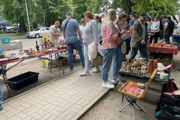 &laquo;Место притяжения&raquo;: торговцы выступают против переноса блошиного рынка 