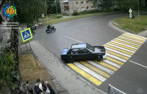 В Светлогорске дрифтер чуть не погубил женщин и детей В Светлогорске дрифтер чуть не погубил женщин и детей
