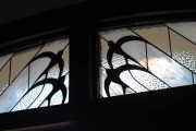 
						На дверь старинного дома в Железнодорожном установили витраж с ласточками (фото)											