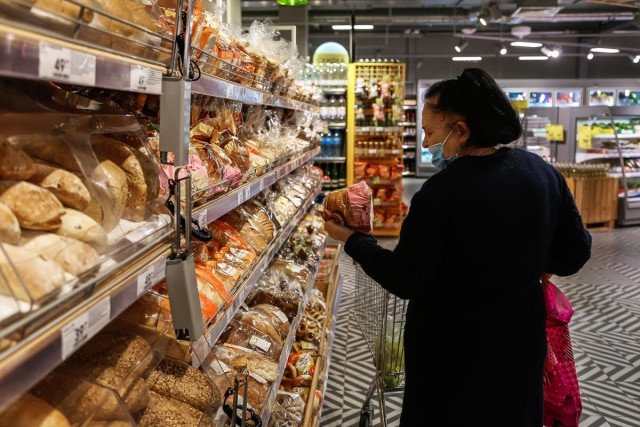 
						Власти рассказали, сколько стоят популярные в Калининграде продукты без торговой наценки											