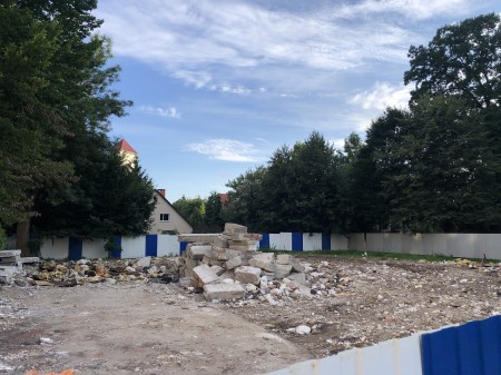 На Верхнем озере зачистили участок под реновацию (фото)