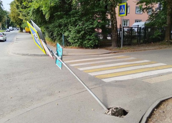 Знак перехода на Нарвской стал опущенным шлагбаумом
