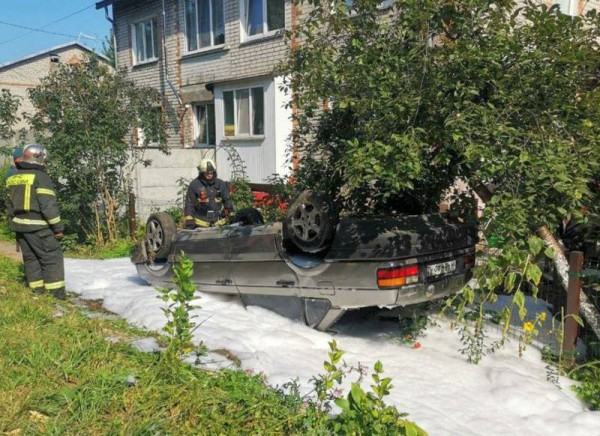 В Холмогоровке «Пассат» залили пеной в кювете В Холмогоровке «Пассат» залили пеной в кювете