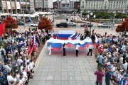 На площади Победы в Калининграде развернули огромный флаг России (фото)
На площади Победы в Калининграде развернули огромный флаг России (фото)