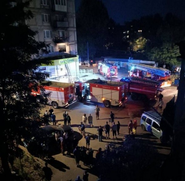 Мужчину из горевшей в Прибрежном квартиры увезли в наручниках