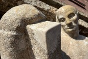 
						На фасаде Дома техники в Калининграде привели в порядок скульптуру камнетёса  (фото)											