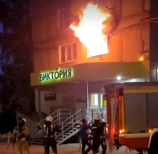 Мужчину из горевшей в Прибрежном квартиры увезли в наручниках