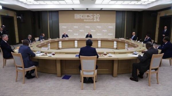 Встреча Путина с представителями ведущих СМИ стран БРИКС. Онлайн-репортаж Встреча Путина с представителями ведущих СМИ стран БРИКС. Онлайн-репортаж
