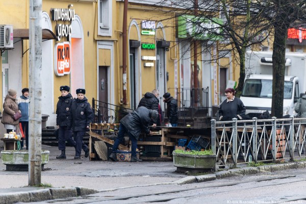 Бросай товар и беги: как в Калининграде проходил рейд против незаконной торговли (фото) Бросай товар и беги: как в Калининграде проходил рейд против незаконной торговли (фото)