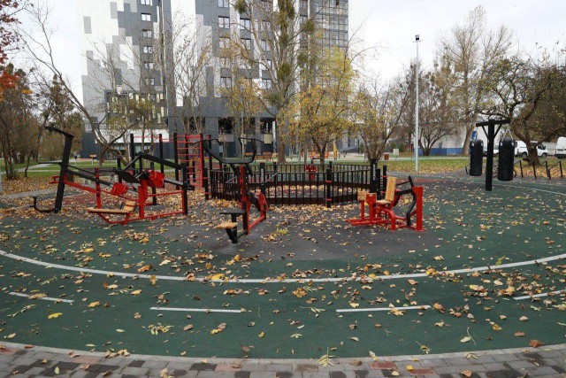 На Советском проспекте в Калининграде обустроили спортплощадку с тренажёрами и батутом (фото)
На Советском проспекте в Калининграде обустроили спортплощадку с тренажёрами и батутом (фото)
