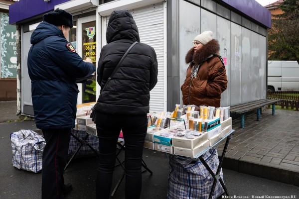 Бросай товар и беги: как в Калининграде проходил рейд против незаконной торговли (фото) Бросай товар и беги: как в Калининграде проходил рейд против незаконной торговли (фото)