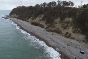 
						Под Пионерским из-за шторма частично размыло пляж и коренной берег (фото)											
