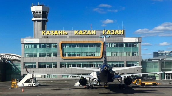 Аэропорт Казани задержал четыре авиарейса из-за прилетов БПЛА на жилые массивы