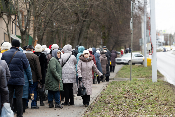 Блок на льготу: как калининградских пенсионеров поставили в очередь за карточками (фото) Блок на льготу: как калининградских пенсионеров поставили в очередь за карточками (фото)