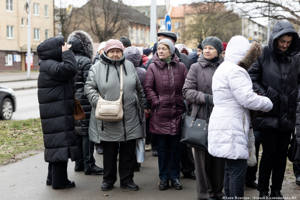 Блок на льготу: как калининградских пенсионеров поставили в очередь за карточками (фото) Блок на льготу: как калининградских пенсионеров поставили в очередь за карточками (фото)