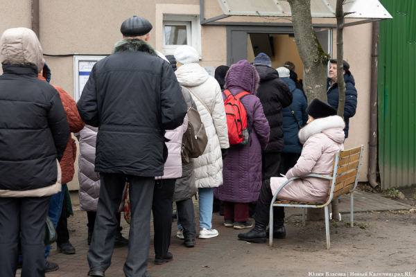 Блок на льготу: как калининградских пенсионеров поставили в очередь за карточками (фото) Блок на льготу: как калининградских пенсионеров поставили в очередь за карточками (фото)