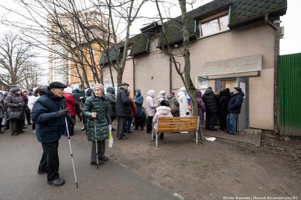 Блок на льготу: как калининградских пенсионеров поставили в очередь за карточками (фото) Блок на льготу: как калининградских пенсионеров поставили в очередь за карточками (фото)