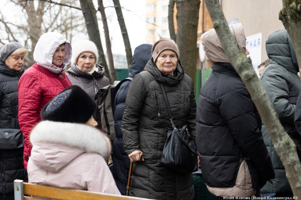 Блок на льготу: как калининградских пенсионеров поставили в очередь за карточками (фото) Блок на льготу: как калининградских пенсионеров поставили в очередь за карточками (фото)